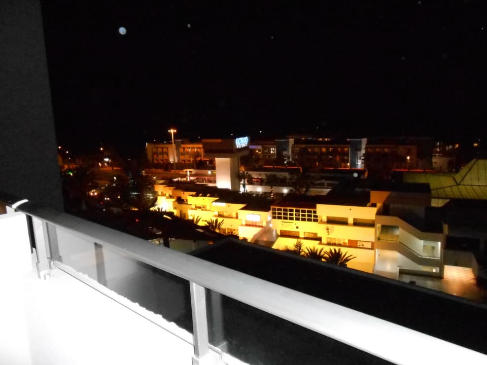 Cosmo-Center bei Nacht Servatur Alameda de Jandía