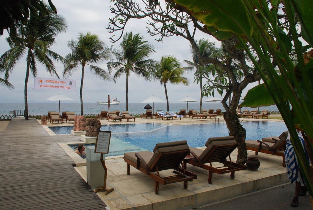 Pool mit Blick auf´s Meer Ramayana Candidasa