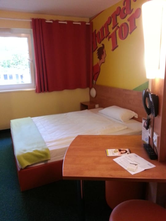 "Einfaches Doppelzimmer mit lustigem Wandmotiv" B&B Hotel Dortmund