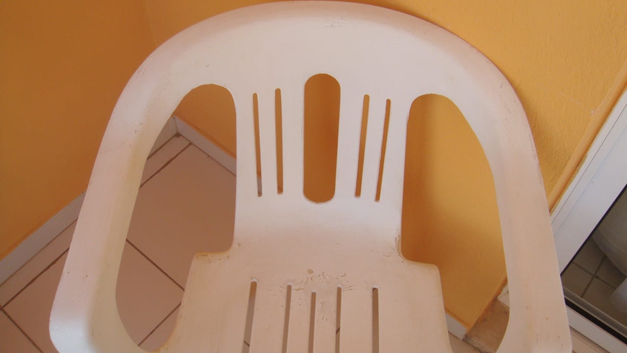 Natreté plastové stoličky bilou farbou Nour Palace Resort & Thalasso