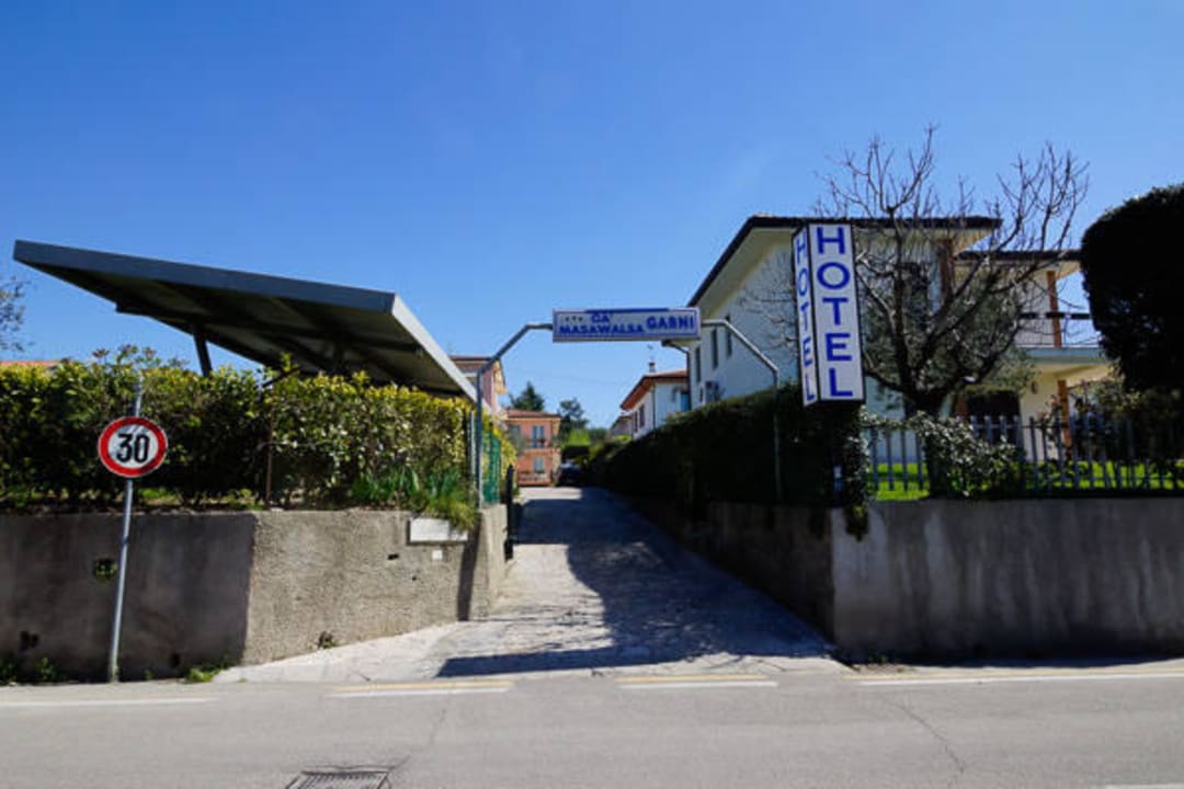 Blick zum Hotel von Hauptstrasse Hotel Ca' Masawalsa