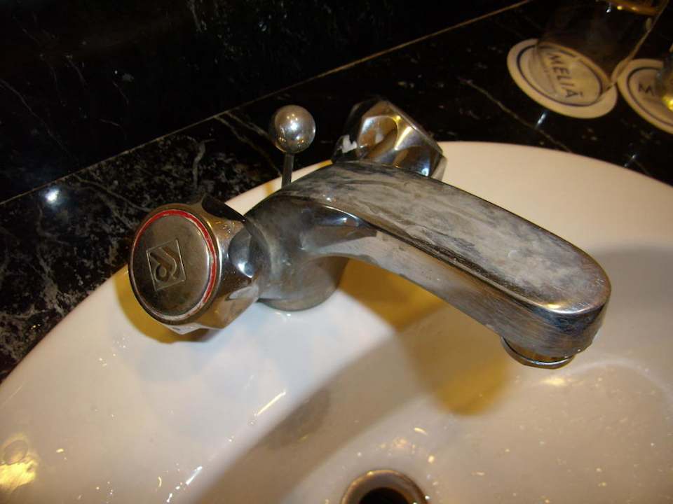 Uralte, abgenutzte Waschtisch Armatur Melia Las Antillas - Adults only