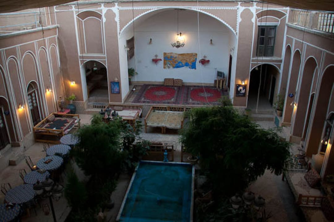 Widok na hotelowy dziedziniec Orient Hotel