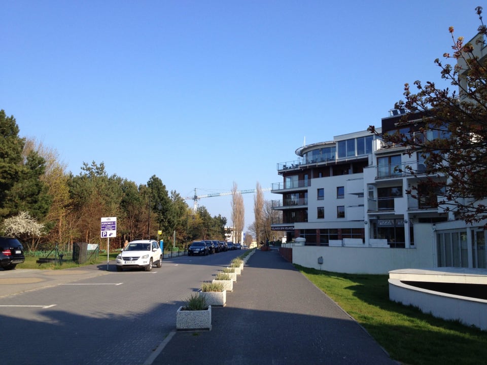 Velaves, das Strässchen und der Strandwald Hotel Velaves Spa & Resort