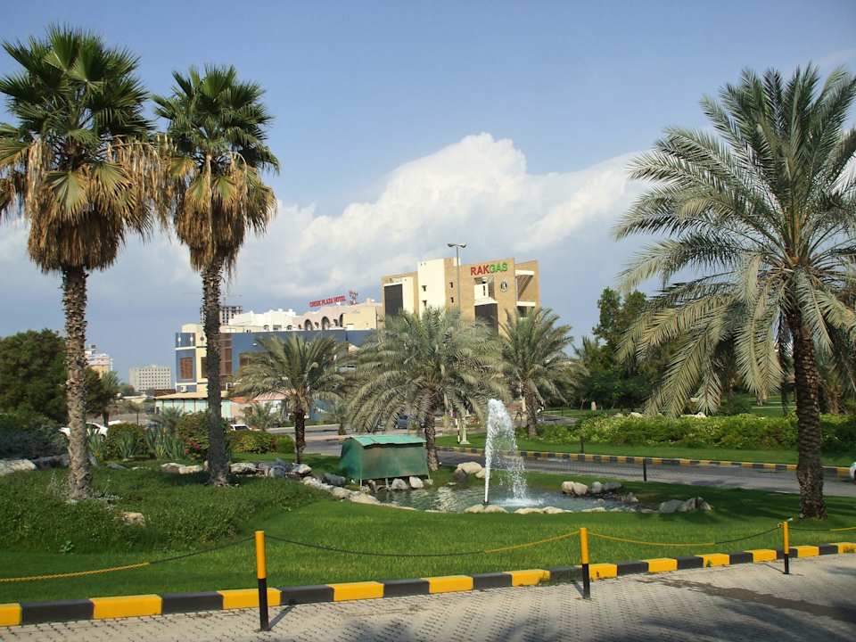 Park vor dem Hotel Hilton Garden Inn Ras Al Khaimah