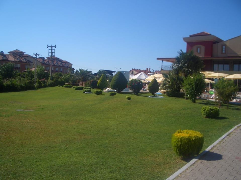 Gartenanlage hinter dem ersten Pool Hotel Victory Resort