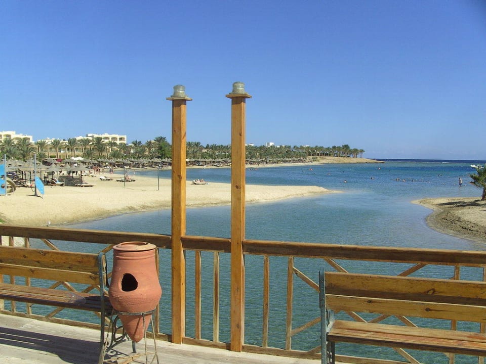 Linke Strandhälfte und die schöne Bucht Brayka Bay Resort