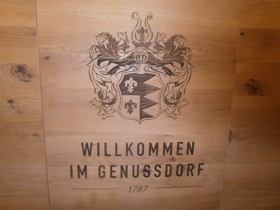 Holzmotiv in der Lobby Genussdorf Gmachl - Hotel & Spa