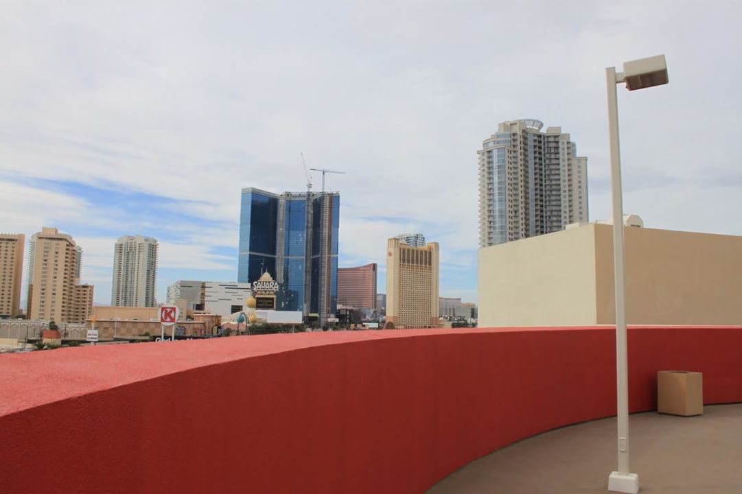 Pool im achten Stockwerk mit Blick auf Las Vegas The STRAT Hotel, Casino and SkyPod