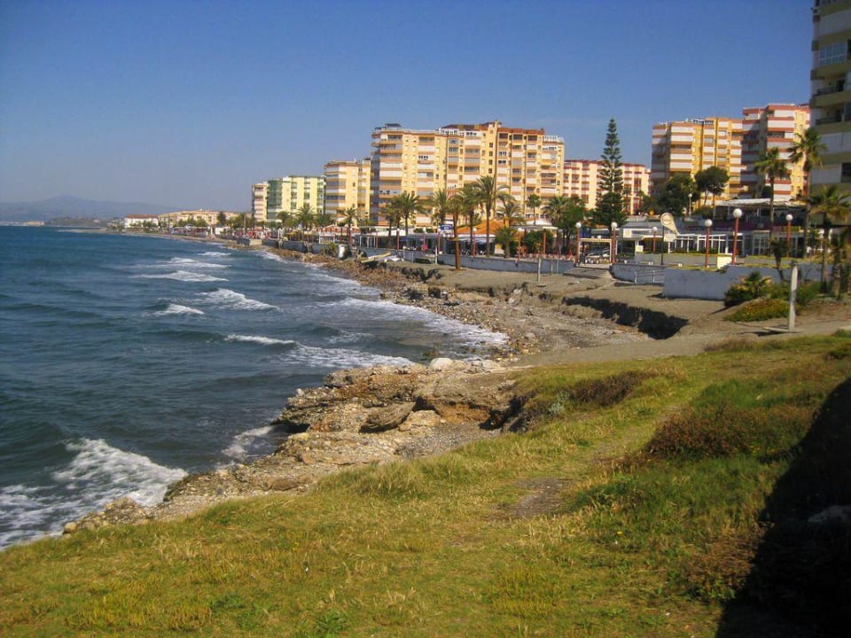 Der Strand vom Leuchtturm aus Iberostar Waves Málaga Playa
