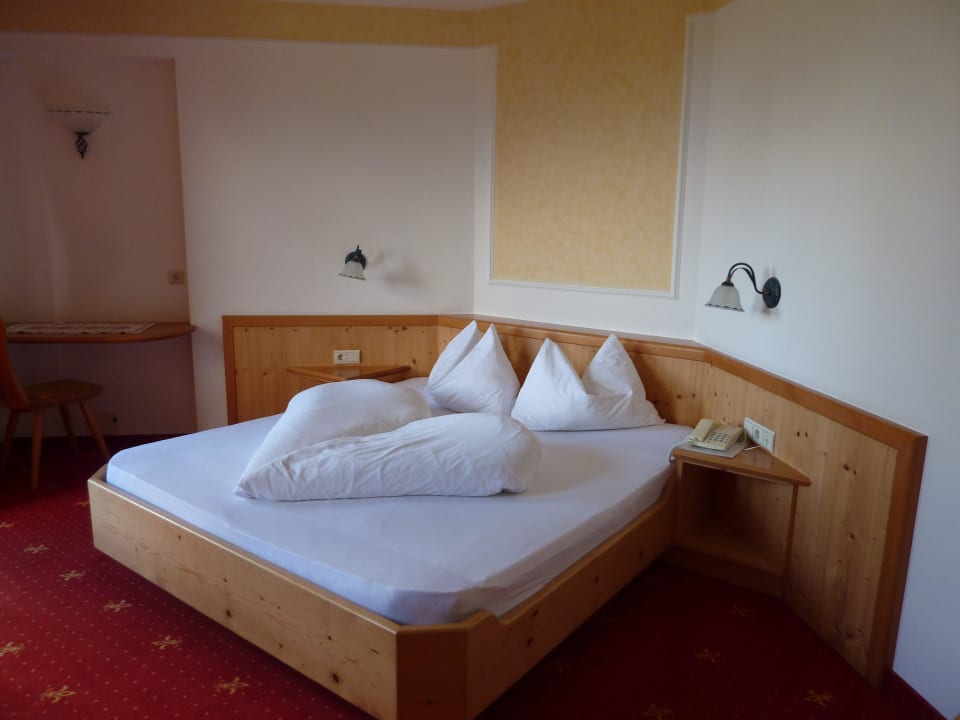 Ein sehr schönes großes Schlafzimmer Hotel Wieslhof