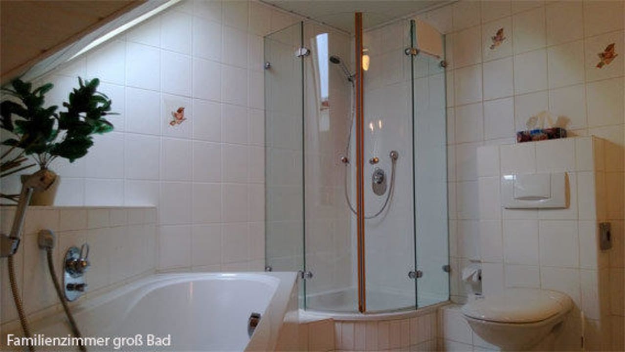 Familien Zimmer groß Bad Hotel Schützen