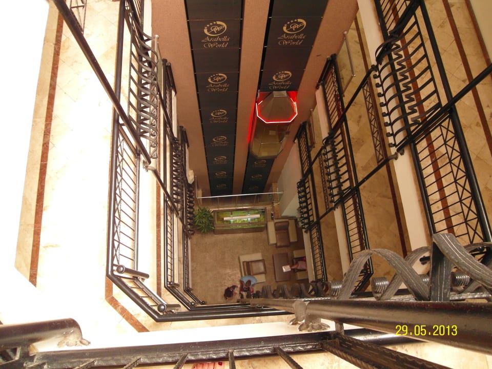 Unten die Lobby (altes Gebäude) Hotel Arabella World