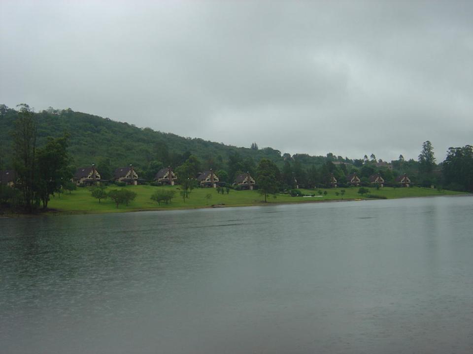 Stausee mit Gegenhang Pine Lake Inn