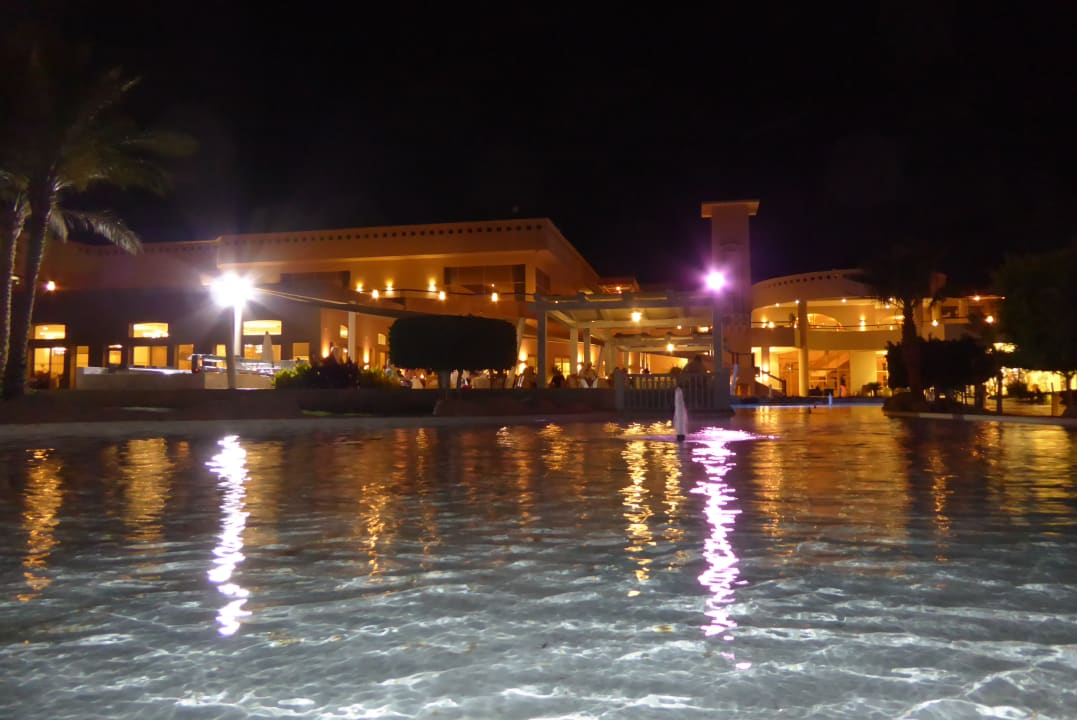 Aussicht auf das Restaurant am Abend Coral Sea Holiday Village