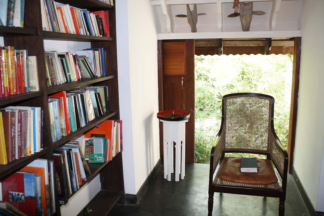 Eine Bibliothek gibt es auch Hotel Rajakkad Estate