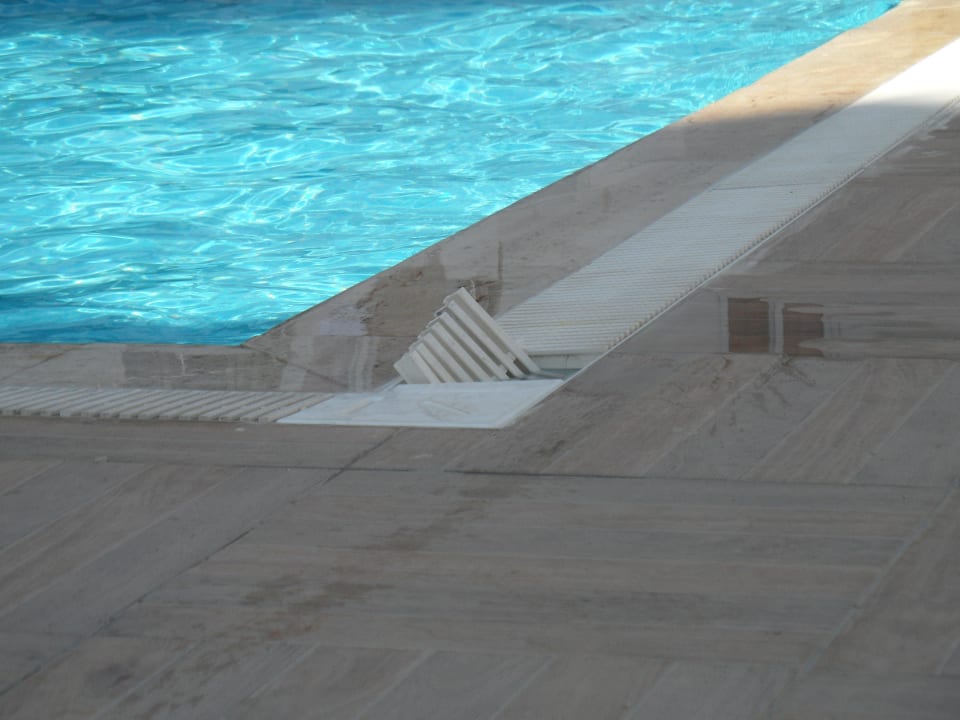 Großer Pool am Nebengebäude Club Hotel Anjeliq