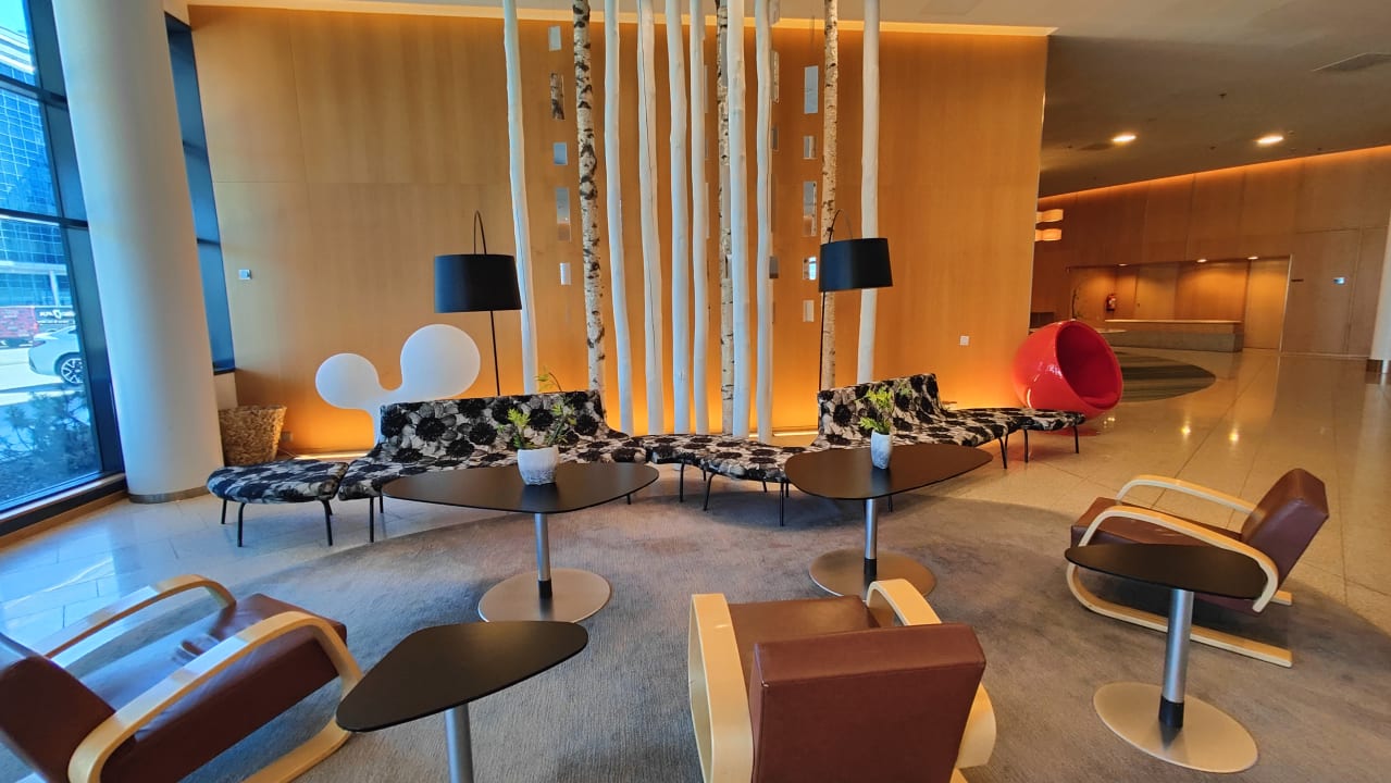 Lobby Hilton Helsinki Airport
