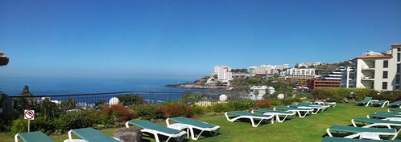Blick aufs Meer aus dem Garten Hotel Porto Mare - PortoBay