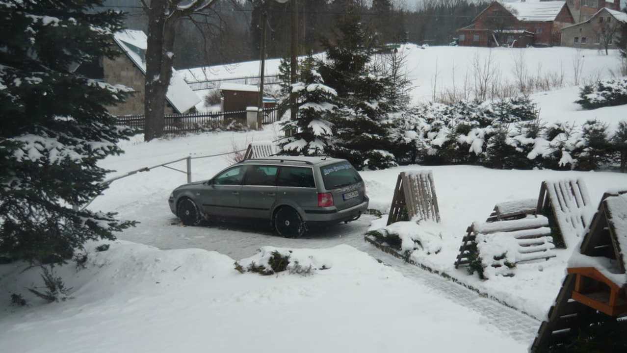Garten mit Parkplatz Ferienhaus Smrzovka