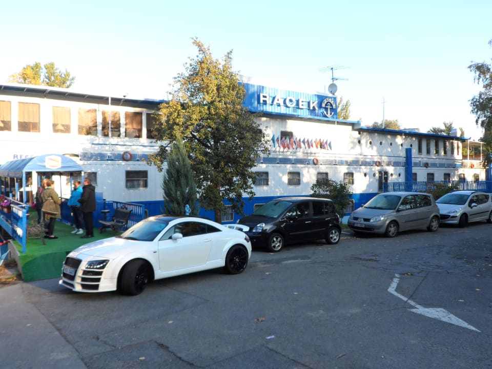 Przed wejściem Botel Racek