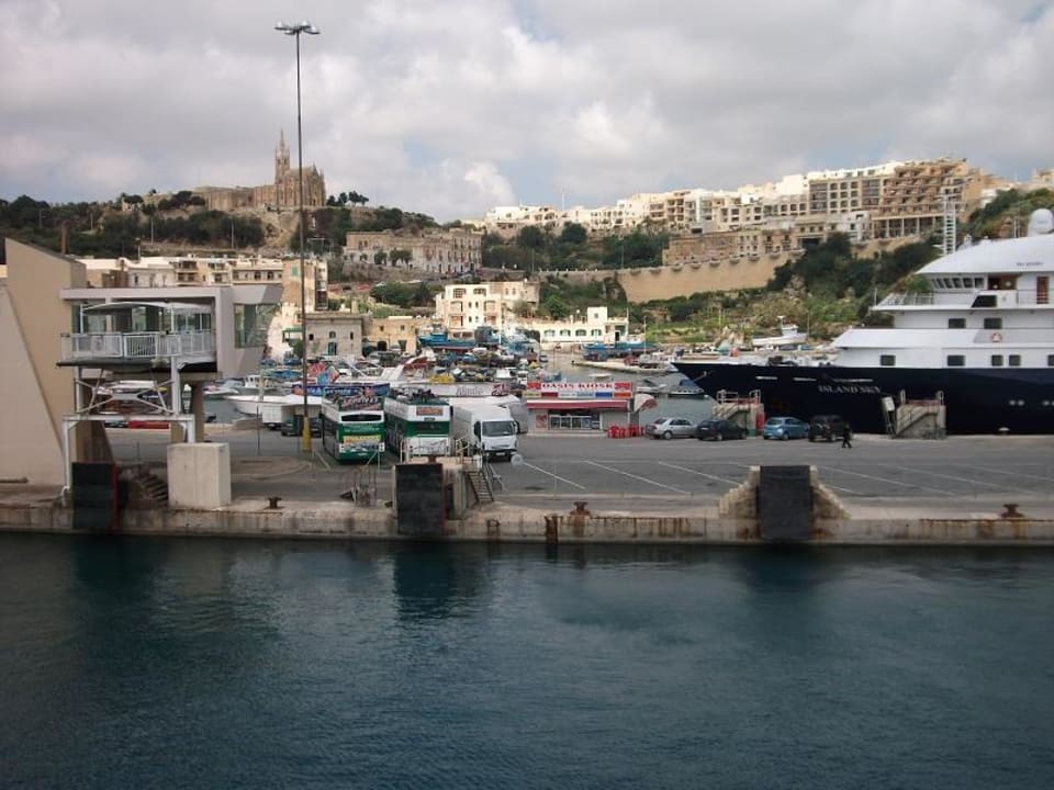 Vom Hafen aus Grand Hotel Gozo