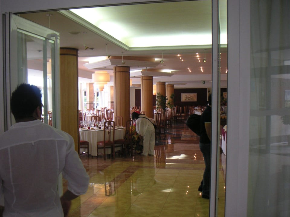 Der Speisesaal wird für die Gesellschaft eingedeckt Hotel-Apartamentos Blau Parc