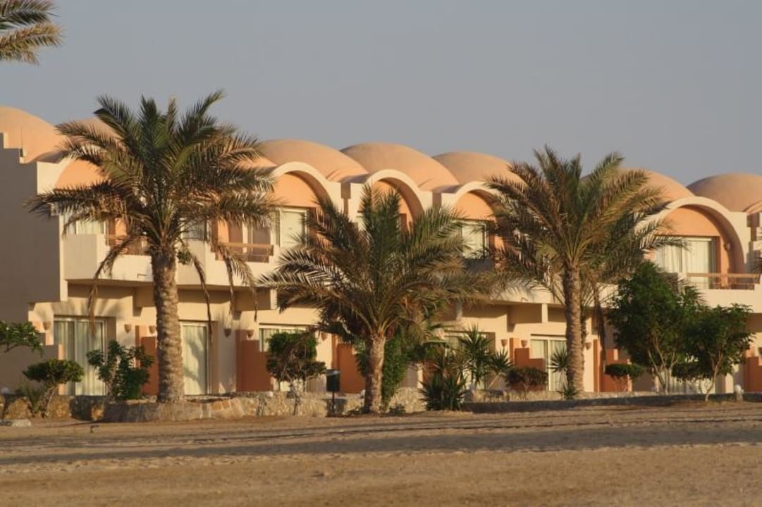 Teil der Hotelanlage - vom Strand aus gesehen  Three Corners Sea Beach Resort