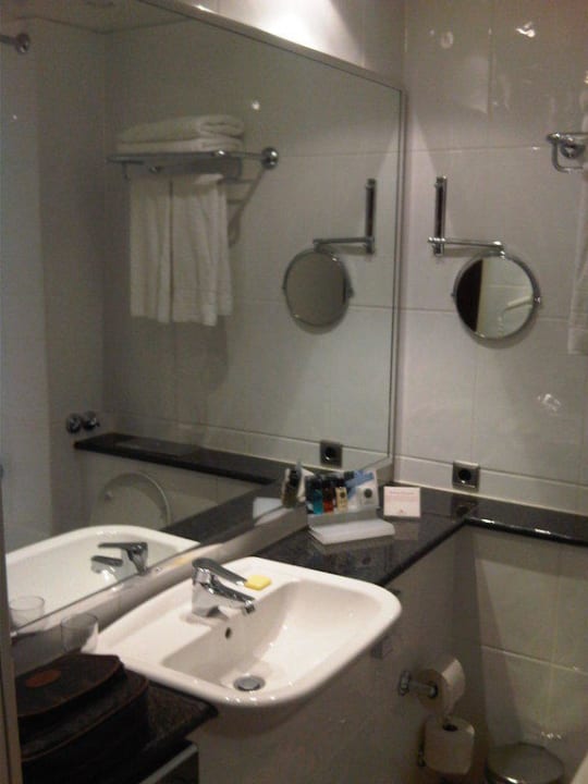 Bad im Zimmer 541 Crowne Plaza ® Hamburg - City Alster