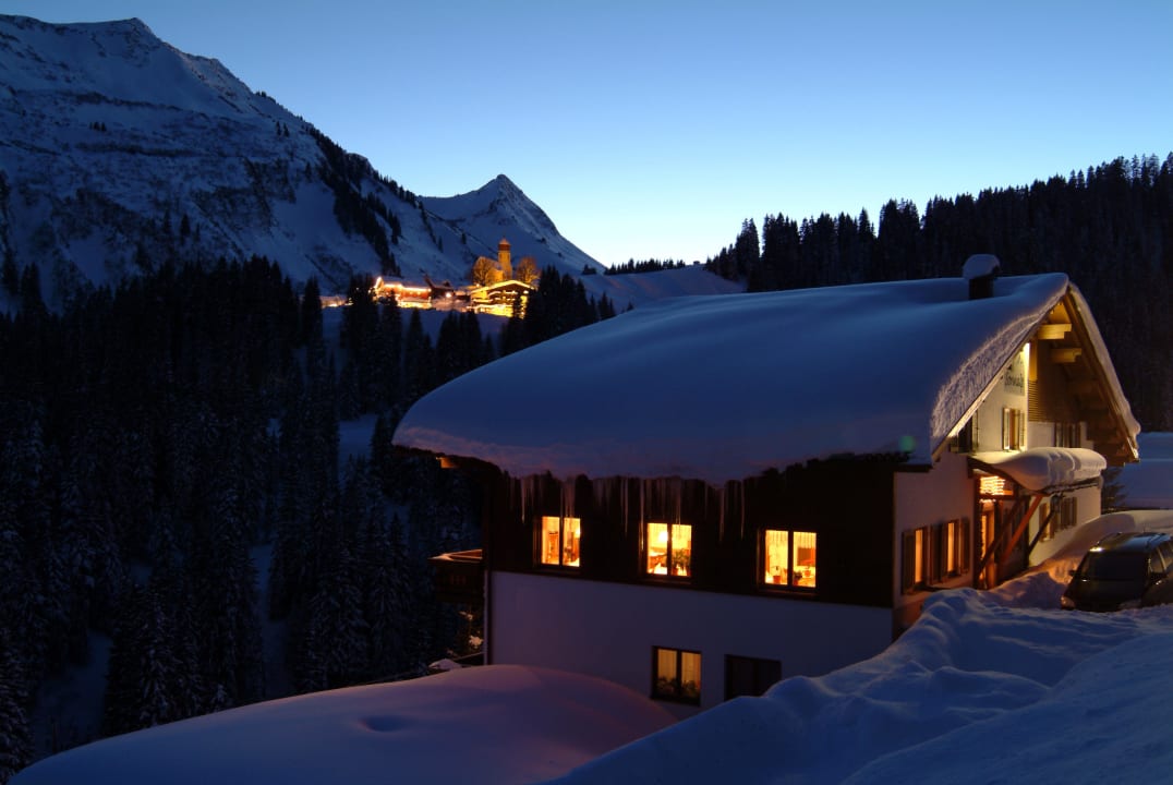 Hotel Sonnalp Damüls im Hintergrund die Kirche Hotel Sonnalp