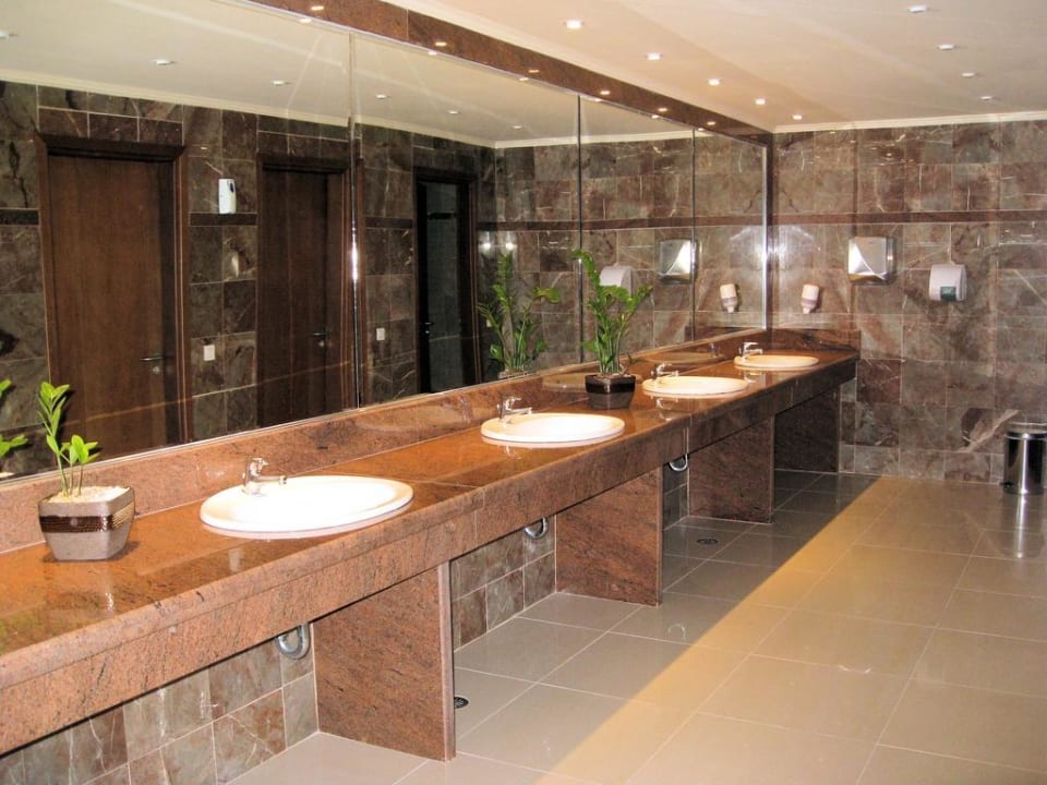 Toiletten-und Waschraum bei den Pools Hotel Kalithea Horizon Royal