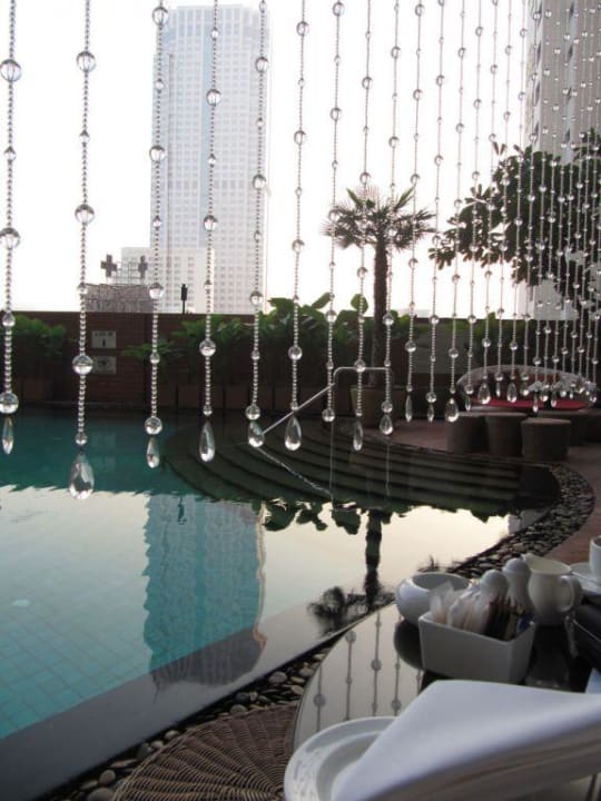 Frühstück mit Blick auf den Pool Hotel Lebua At State Tower