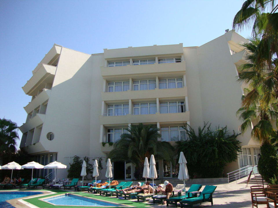 Blick vom Pool zum Hotel Nerton Hotel - Erwachsenenhotel ab 16 Jahren