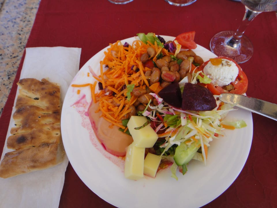 Salat beim Mittagessen Club Yali Hotels & Resort