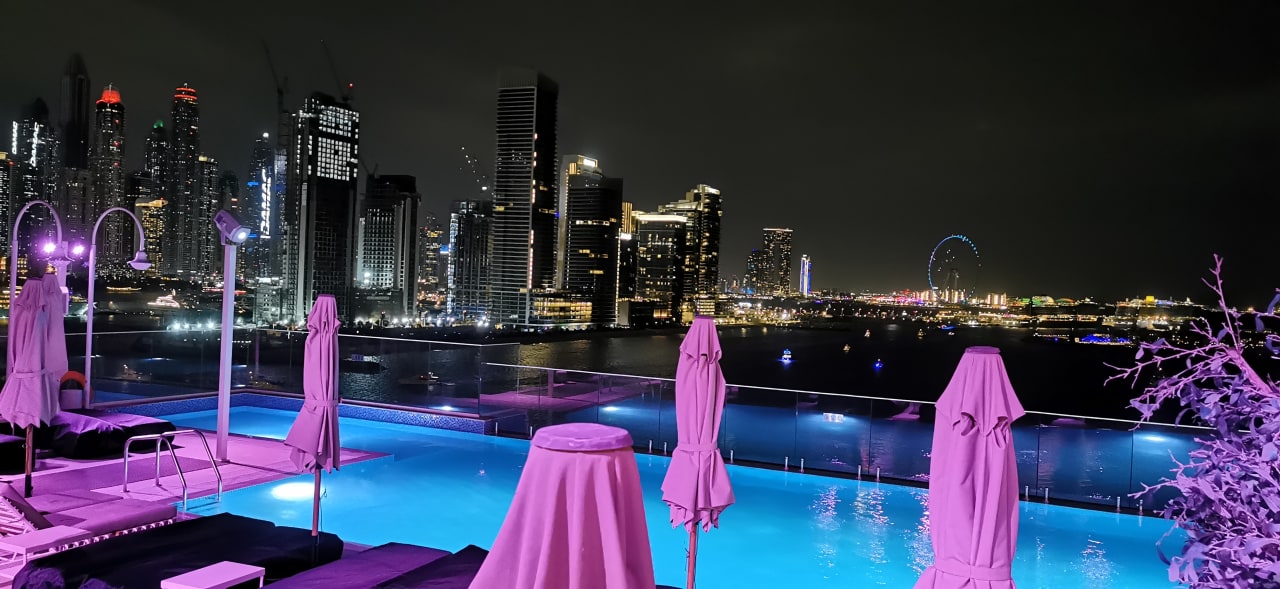 Pool voco Dubai The Palm by IHG