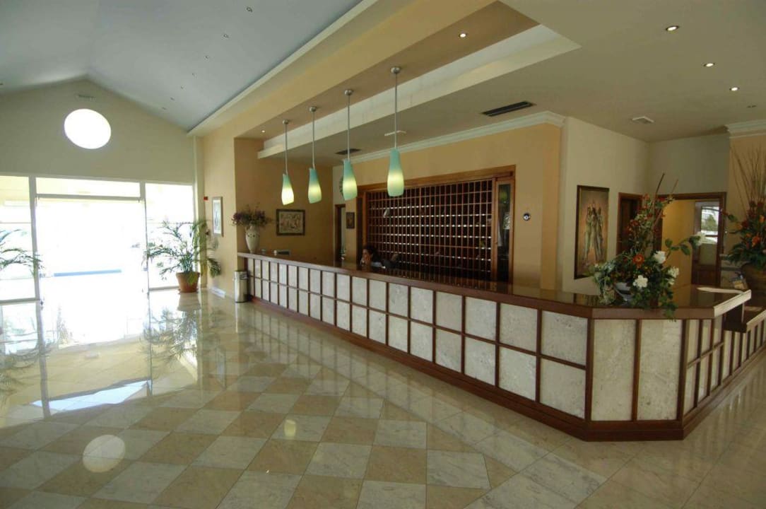 Hoteleingang und Rezeption Hotel Zorbas Beach