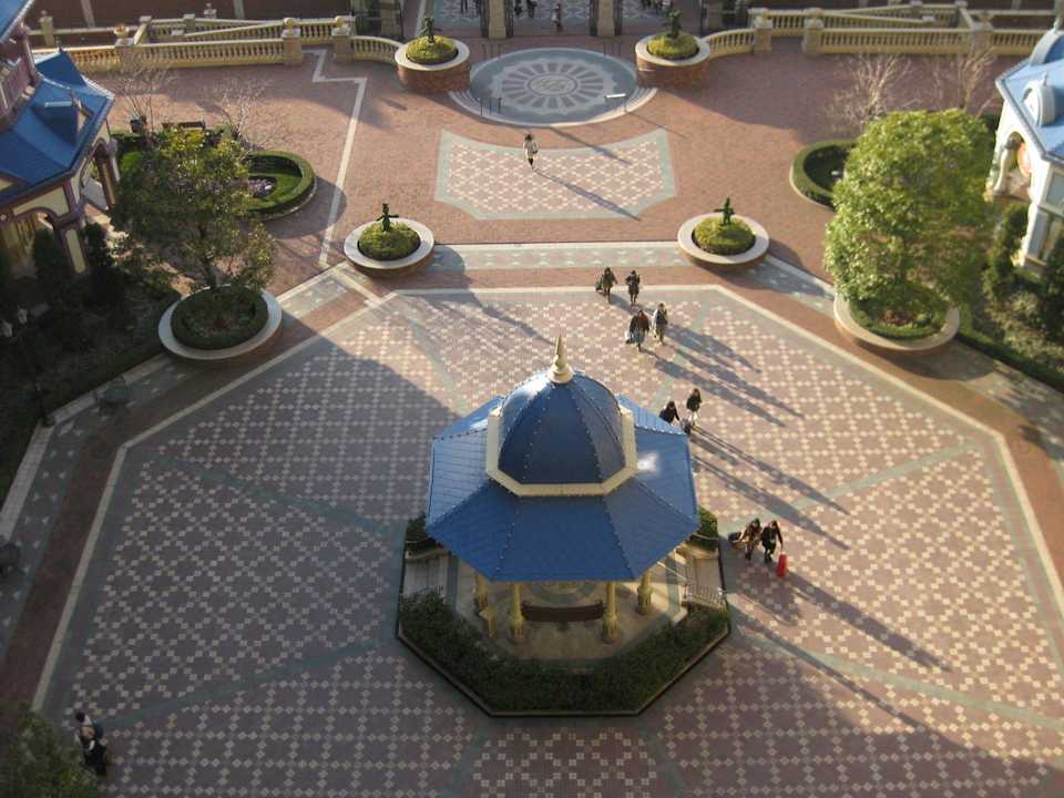 Ausblick aus der obersten Etage des Hotels Tokyo Disneyland Hotel
