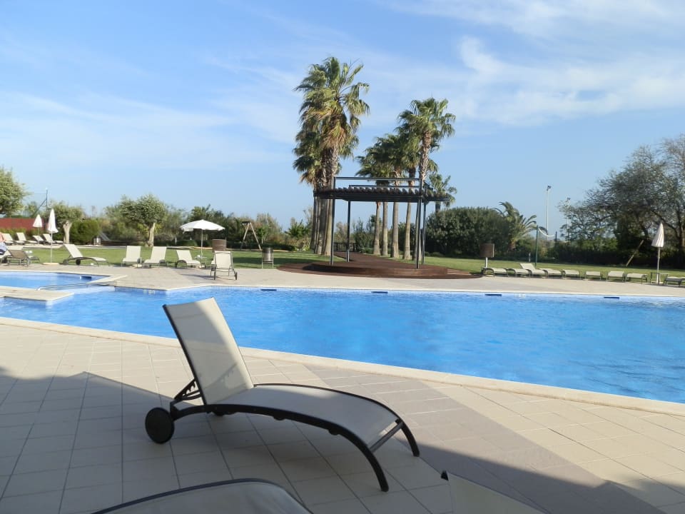 Gemütliche Liegen am Pool Eurotel Altura