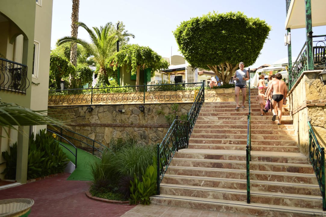 Treppe mit Rampe für Kinderwagen Hotel Gardenia Beach