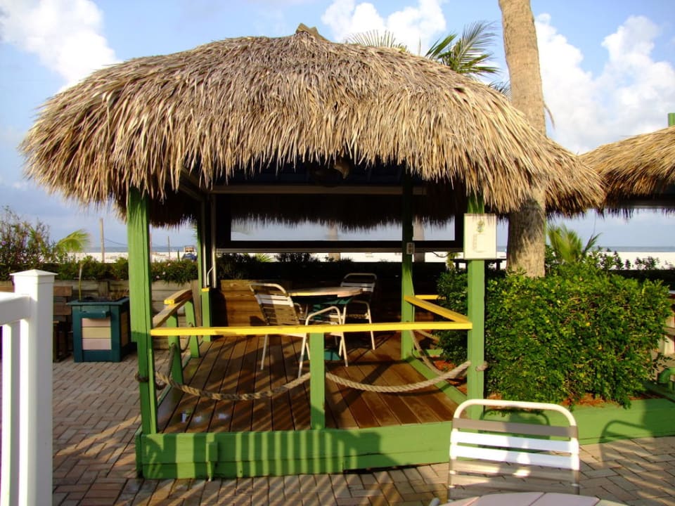 Hier wurde abends Live-Musik gespielt Hotel Outrigger Beach Resort