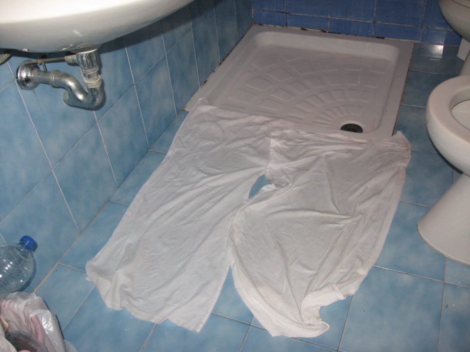 Fehlende Duschabtrennung, Waschbeckensiphon defekt Centro Vacanze La Limonaia