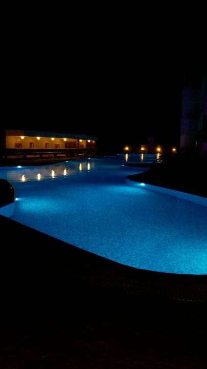 Pool am Abend alltoura Club Hotel Porto Angeli Beach Resort