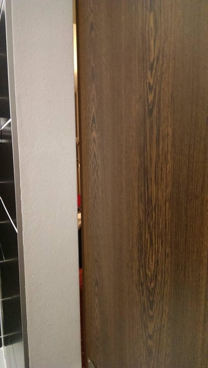 Der Spalt wirkt klein, ist es aber gar nicht! Best Western Plus Amedia Wien