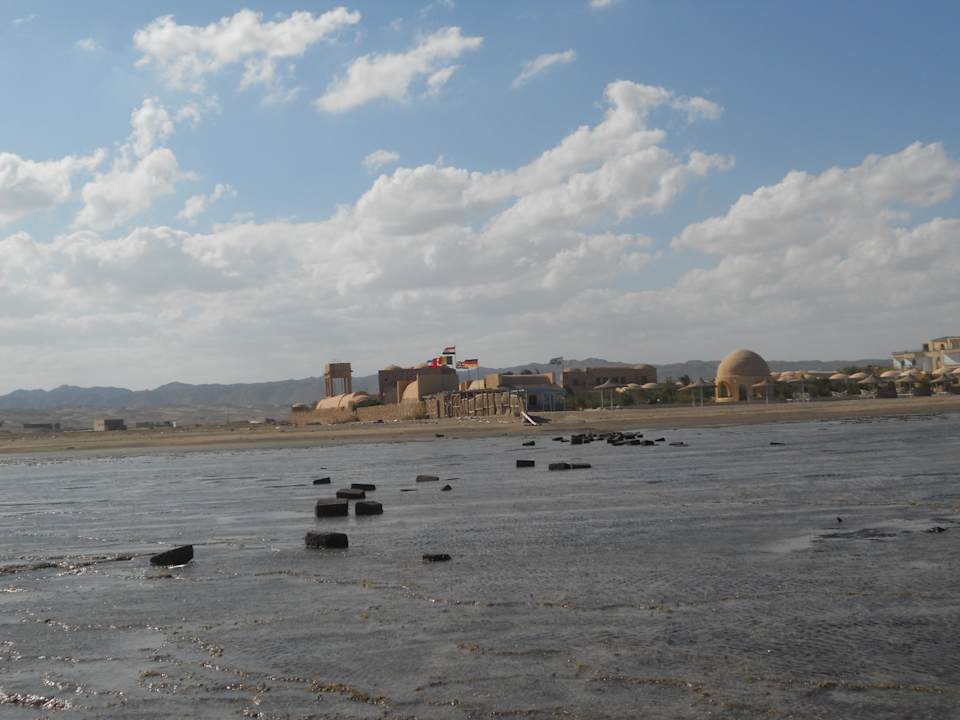 Das Hotel vom Hotelstrand aus Sea Hug Resort