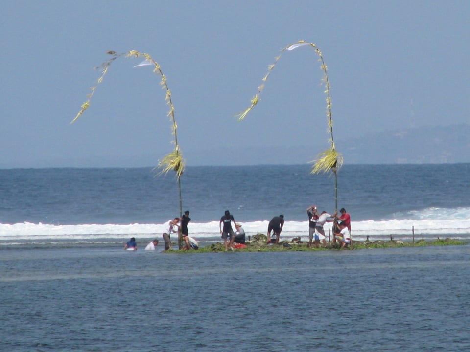 Benjore wehen im ewigen Wind zu Ehren der Ahnen. Hotel Parigata Resort & Spa
