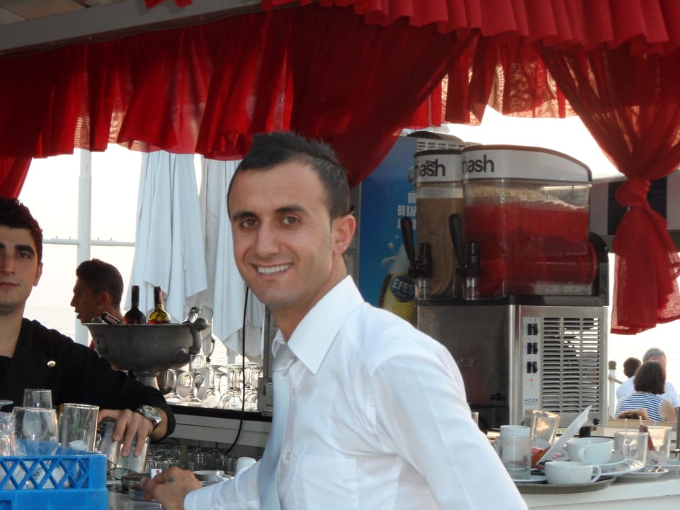 Oberkellner Nahim von der Beachbar Hotel Delphin Imperial