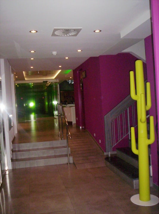 Corridoio laterale ingresso ibis Styles Hotel Madrid Prado