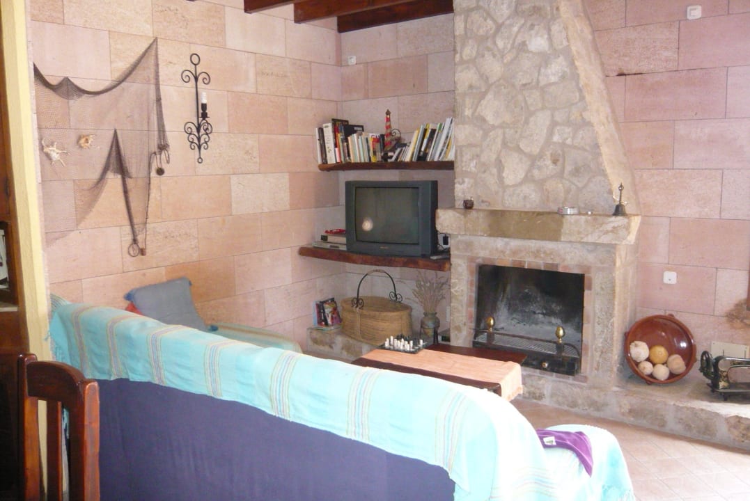 Wohnbereich mit Kamin und TV / Bücherecke Finca Lloseta