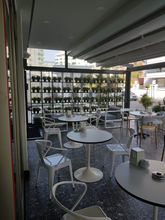 Außenbereich der Patisserie  Sunprime C-Lounge