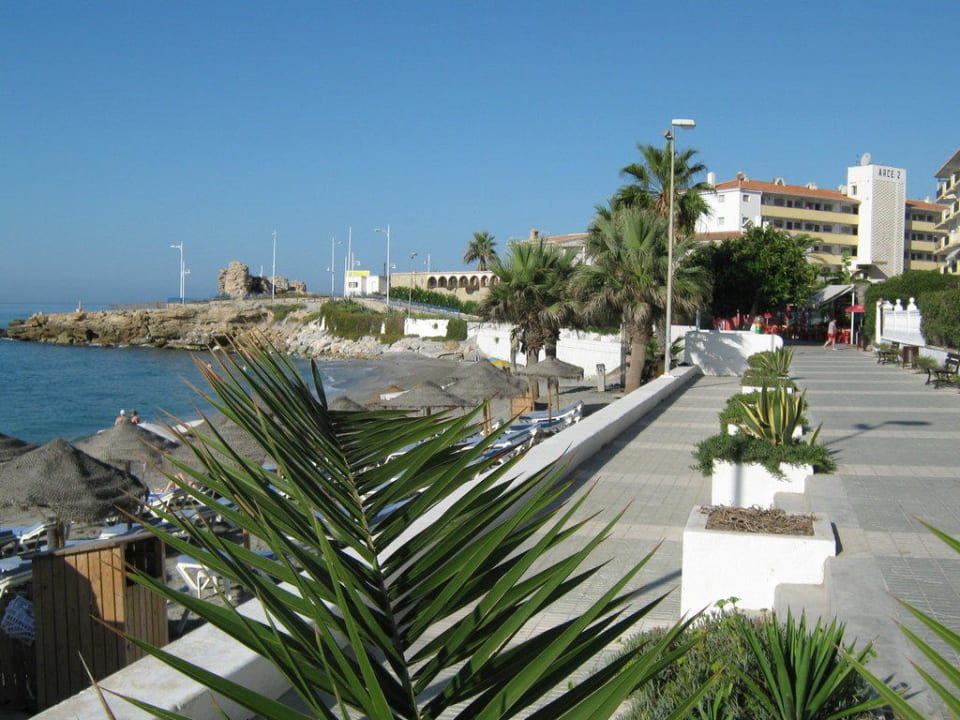 Die Strandpromenade am Playa Torricella Hotel Riu Monica - Adults only